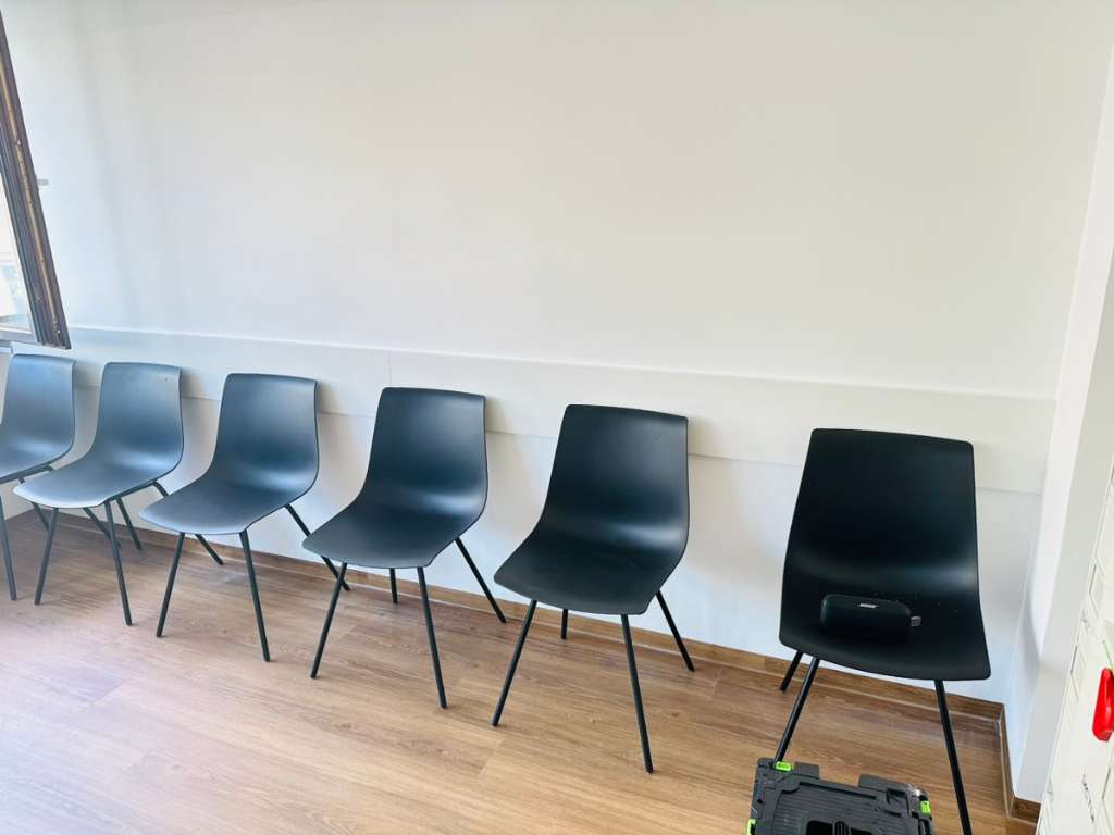 Sesselleisten in Ordinationsräumen