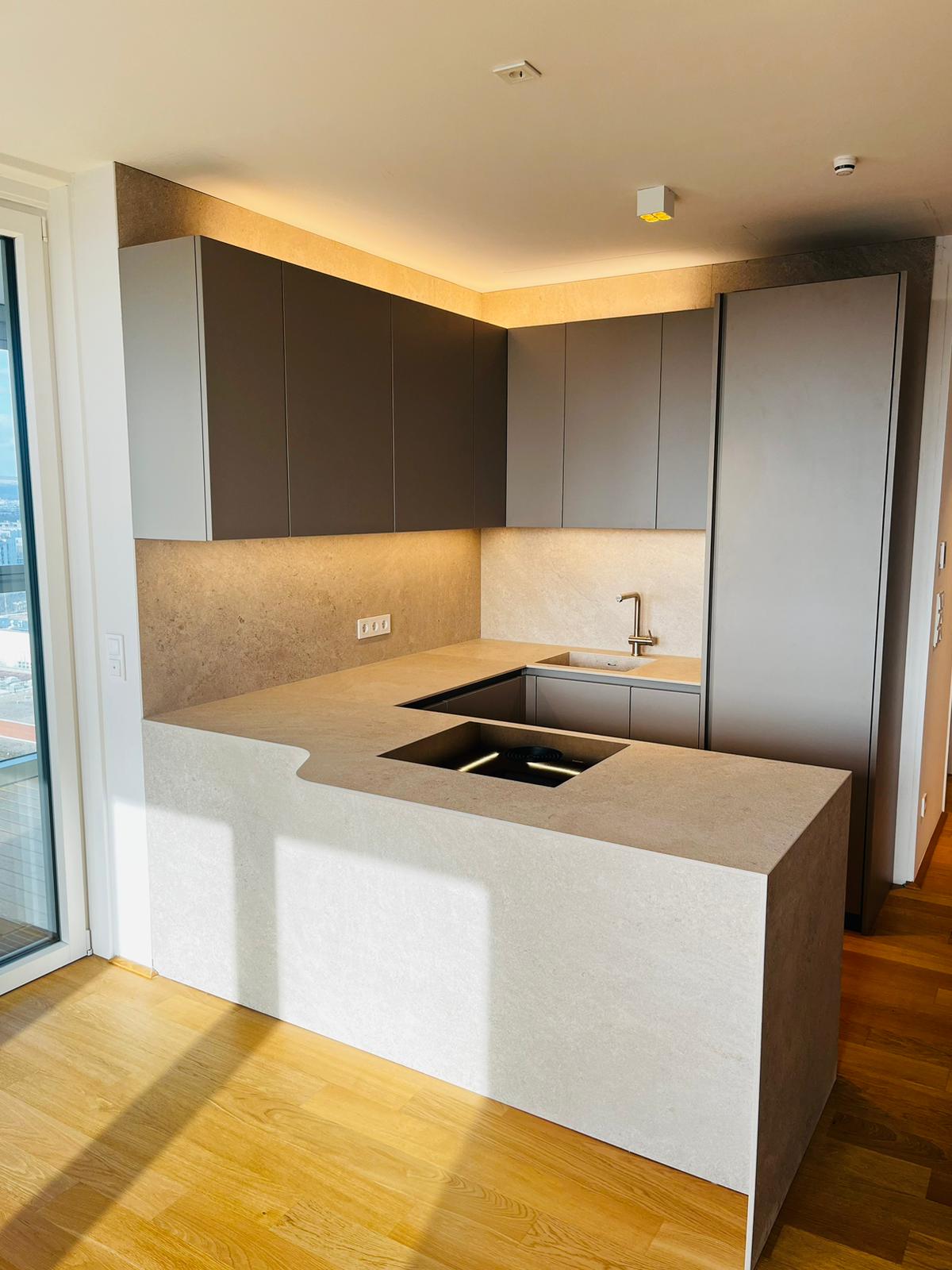 Hochwertige U-Küche mit Keramikplatte